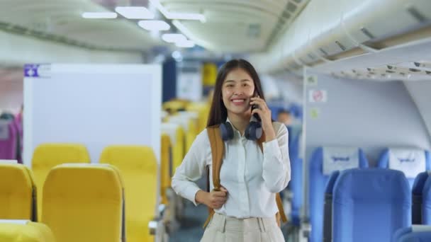 Słodka Azjatycka Nastolatka Rozmawia Przez Telefon Przyjacielem Podczas Gdy Samolocie — Wideo stockowe
