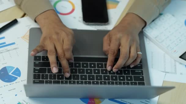 Biznesmen Używający Laptopa Biurze Biznes Pracy Wysokiej Jakości Materiał — Wideo stockowe
