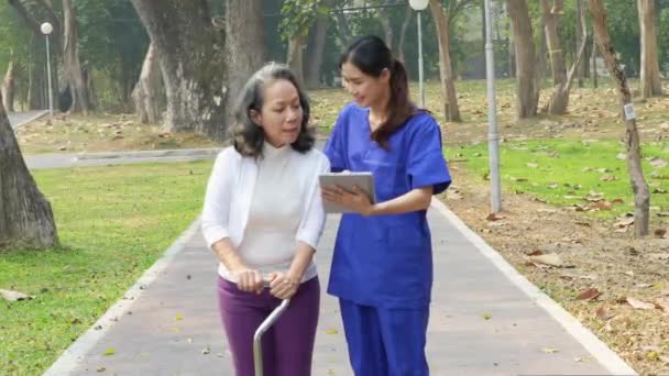 护士长 在室外与老年妇女进行物理治疗 年轻的护士长照顾老年人散步以增强腿部肌肉 高质量的4K镜头 — 图库视频影像