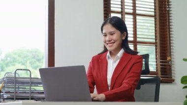Bilgisayar kullanan güzel bir Asyalı genç kızın portresi. Yüksek kalite 4k görüntü