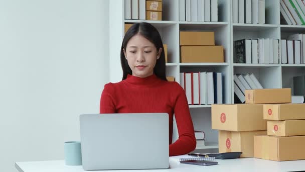 電子商取引 中小企業 いくつかの 美しいアジアの女性は コンピュータでオンライン製品の販売を見た後 ストレスや不満を表現する計画 燃え尽き症候群の概念を満たすために失敗します 高品質 — ストック動画