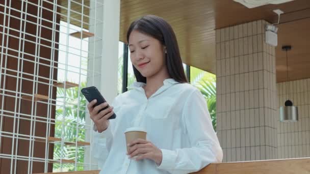 아시아의 자영업자는 행복을 여성을 고용하고 카페에서 스마트폰으로 이야기하고 커피를 마시는 — 비디오