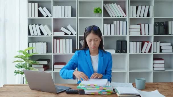Utbrändhet Pappersarbete Stress Asiatiska Vita Kontorsarbetare Söka Dokument Skrivbordet Visar — Stockvideo