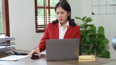 Asyalı iş kadını iş ortağıyla bağlantı kurmak için telefonu kullanıyor. Yüksek kalite 4k görüntü