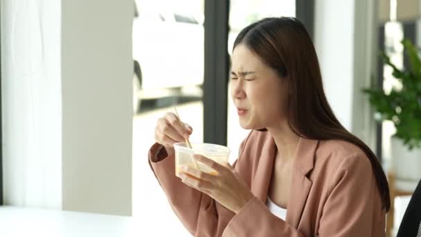 Asiatin Isst Suppe Schüssel Und Zeigt Köstlichen Ausdruck Hochwertiges Filmmaterial — Stockvideo