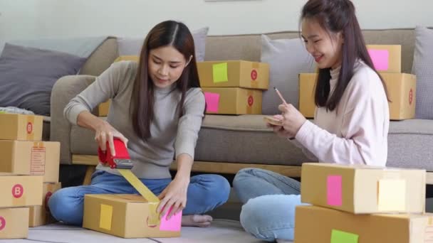 Kadını Işyeri Sahibi Müşterilere Teslim Etmek Için Ürünleri Kutulara Koyuyor — Stok video