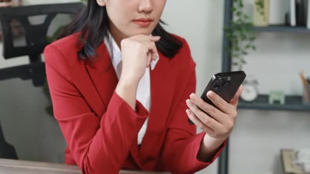 アジアのビジネス女性は ビジネスパートナーに連絡するために電話を使用しています 高品質4K映像 — ストック動画