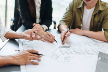 Mühendisler, tasarımcılar ve iç mimarlar müşterilere sunulacak malzeme ve renkleri seçerek iç mimarların tasarımını tamamlıyorlar.