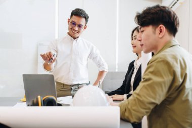 Mühendisler, tasarımcılar ve iç mimarlar müşterilere sunulacak malzeme ve renkleri seçerek iç mimarların tasarımını tamamlıyorlar.