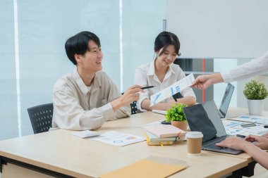Toplantı odasındaki mali rapordaki durumu analiz etmek ve tartışmak için Asyalı iş danışmanı toplantısı. Yatırım Danışmanı, Finans, takım çalışması, beyin fırtınası, girişim ve muhasebe.
