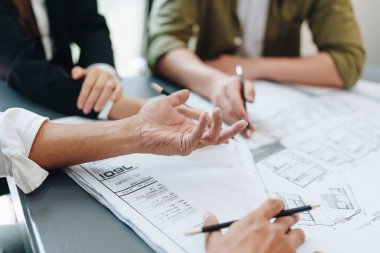 Mühendisler, tasarımcılar ve iç mimarlar müşterilere sunulacak malzeme ve renkleri seçerek iç mimarların tasarımını tamamlıyorlar.