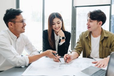 Mühendisler, tasarımcılar ve iç mimarlar müşterilere sunulacak malzeme ve renkleri seçerek iç mimarların tasarımını tamamlıyorlar.