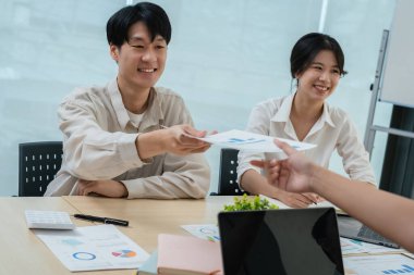 Toplantı odasındaki mali rapordaki durumu analiz etmek ve tartışmak için Asyalı iş danışmanı toplantısı. Yatırım Danışmanı, Finans, takım çalışması, beyin fırtınası, girişim ve muhasebe.