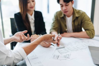 Mühendisler, tasarımcılar ve iç mimarlar müşterilere sunulacak malzeme ve renkleri seçerek iç mimarların tasarımını tamamlıyorlar.