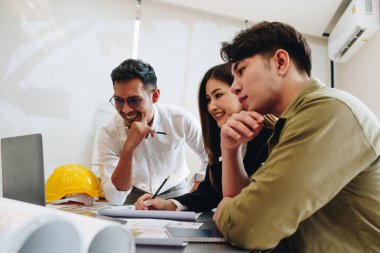 Evler ve binalar için mimari ve mühendislik tasarımı hakkında kağıt işleri ve zemin planı çizimlerinin maliyet tahmini için çok ırklı mühendis beyin fırtınası ve ölçümü.