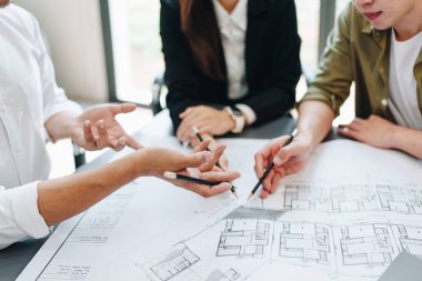 Mühendisler, tasarımcılar ve iç mimarlar müşterilere sunulacak malzeme ve renkleri seçerek iç mimarların tasarımını tamamlıyorlar.