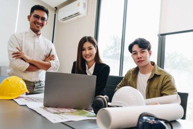 Mühendisler, tasarımcılar ve iç mimarlar müşterilere sunulacak malzeme ve renkleri seçerek iç mimarların tasarımını tamamlıyorlar.