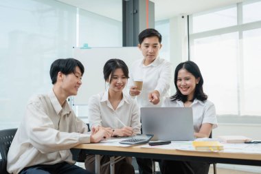 Toplantı odasındaki mali raporda durumu analiz etmek ve tartışmak için Asya 'daki iş danışmanlığı toplantısını başlat.