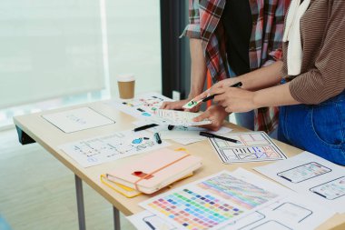 Asyalı yaratıcı takım programlama tasarımcıları, UX UI tasarımının tüm aşamalarında yer almaktadır.