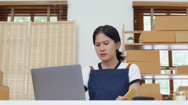 小さなスタートアップの肖像アジアの女性起業家 中小企業の所有者は ターゲットセットに達していない収益に関する懸念を示す 販売を見るためにコンピュータのラップトップやノートブックを使用しています 高品質4K — ストック動画