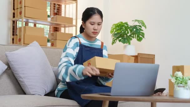 Portrait Small Startup Sme Owner Asian Female Entrepreneur Checking Orders — Αρχείο Βίντεο