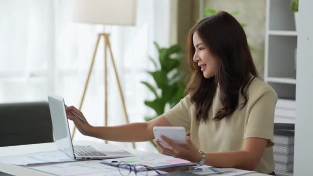 亚洲女商人使用计算器和计算机从事文书工作 审计和营销规划方面的预算编制工作 高质量的4K镜头 — 图库视频影像