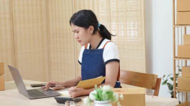 Asyalı küçük girişimci kadın girişimcilerin portresi, KME sahipleri, satışları görmek için bilgisayar dizüstü bilgisayar ve not defterleri kullanarak, hedefe ulaşmayan gelirlerle ilgili endişelerini gösteriyor. Yüksek kalite 4k