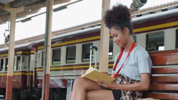 Afro Amerikan Turistler Tren Istasyonunda Yolculuklarını Beklerken Hatıra Defterlerini Kullanıyorlar — Stok video