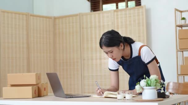 Portrait Small Start Sme Owner Asian Female Entrepreneur Using Notebooks — Stock Video