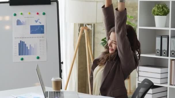 年轻的亚洲女商人在办公室的笔记本电脑上使用工作打字之前先伸懒腰 商业技术概念 高质量的4K镜头 — 图库视频影像