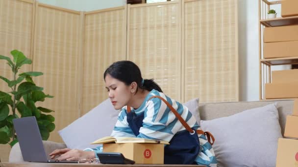 独立系アジア人女性の小企業起業家をスタートさせ ターゲットセットに届かない事業の売り上げを心配していた 中小企業の概念 高品質4K映像 — ストック動画