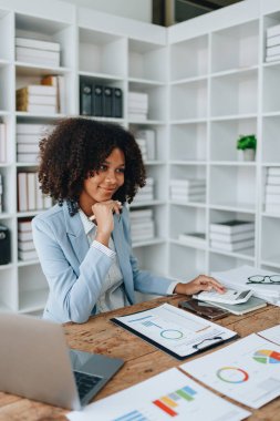 Amerikalı Afrikalı iş kadını doküman, bilgisayar dizüstü bilgisayar, hesap makinesi, evrak işleri, kazanan ve gülümseyen başarı elde etmek için mutlu. finans ve yatırım kavramları.