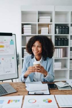 Amerikalı Afrikalı iş kadını doküman, bilgisayar dizüstü bilgisayar, hesap makinesi, evrak işleri, kazanan ve gülümseyen başarı elde etmek için mutlu. finans ve yatırım kavramları.