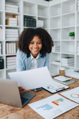 Finansal, Planlama, Pazarlama ve Muhasebe, Afro-Amerikan işçilerin portresi. Mali tabloları kontrol ederken iş yerindeki belge ve hesap makinelerini kullanıyorlar..