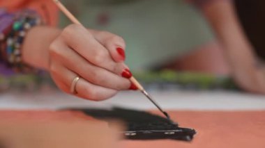 Güzel Asyalı kadın sanatçı soyut resim üzerinde çalışıyor, ressam modern sanat yaratıyor. Yüksek kalite 4k görüntü