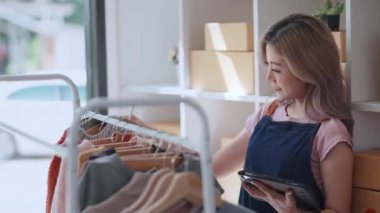 Girişimci güzel iş kadını Asyalı genç kadın evde dizüstü bilgisayarla çalışıyor. Home.Small Business Startup konseptinde online satış siparişi moda pazarlaması yapan serbest çalışan bir kadın. Yüksek kalite 4k