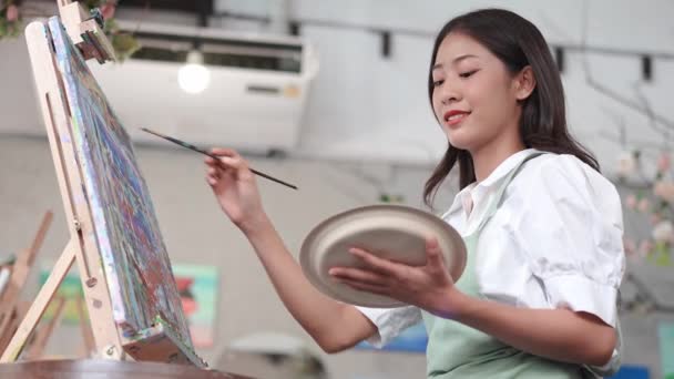 Hermosa Artista Femenina Asiática Que Trabaja Pintura Abstracta Pintor Creando — Vídeo de stock