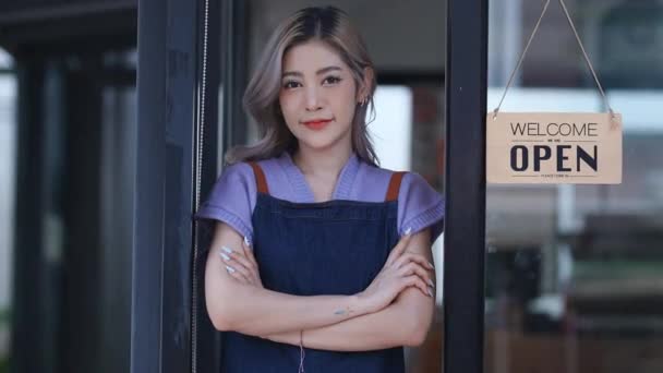 Asia Perempuan Orang Membuka Bar Kecil Melihat Kamera Menikmati Pekerjaan — Stok Video
