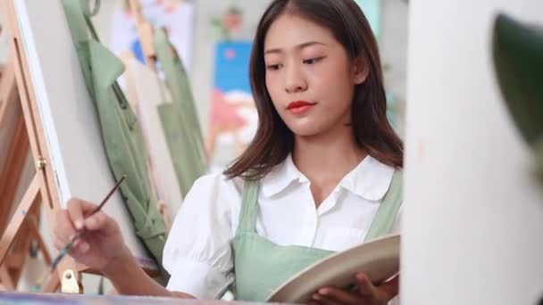 Gyönyörű Ázsiai Női Művész Dolgozik Absztrakt Festészet Festő Létrehozása Modern — Stock videók