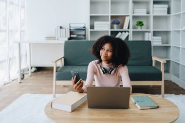 Akıllı telefonlu mobil yabancı değişim öğrencileri kullanarak Afrika Amerikan Üniversitesi 'nde bilgisayarlı bilgisayar İngilizce sınıfı değişim programı üzerinde çalışıyor. Yurtiçinde uzmanlaşmış uluslararası uzmanlar tarafından..