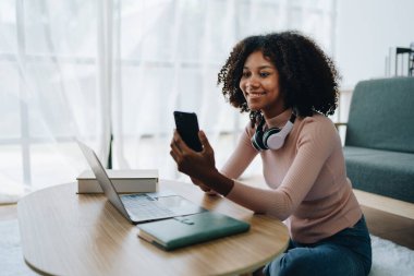 Akıllı telefonlu mobil yabancı değişim öğrencileri kullanarak Afrika Amerikan Üniversitesi 'nde bilgisayarlı bilgisayar İngilizce sınıfı değişim programı üzerinde çalışıyor. Yurtiçinde uzmanlaşmış uluslararası uzmanlar tarafından..