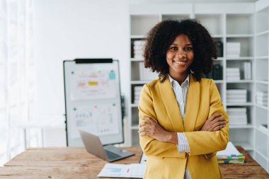 Amerikalı Afrikalı iş kadını doküman, bilgisayar dizüstü bilgisayar, hesap makinesi, evrak işleri, kazanan ve gülümseyen başarı elde etmek için mutlu. finans ve yatırım kavramları.