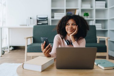 Akıllı telefonlu mobil yabancı değişim öğrencileri kullanarak Afrika Amerikan Üniversitesi 'nde bilgisayarlı bilgisayar İngilizce sınıfı değişim programı üzerinde çalışıyor. Yurtiçinde uzmanlaşmış uluslararası uzmanlar tarafından..