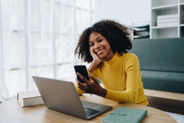 Akıllı telefonlu mobil yabancı değişim öğrencileri kullanarak Afrika Amerikan Üniversitesi 'nde bilgisayarlı bilgisayar İngilizce sınıfı değişim programı üzerinde çalışıyor. Yurtiçinde uzmanlaşmış uluslararası uzmanlar tarafından..