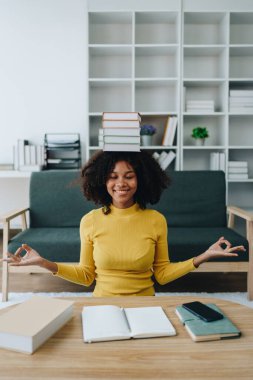 Genç Afro-Amerikan Üniversitesi Uluslararası Değişim Öğrencileri İnternette Dövüş, Neşelenme ve Uluslararası Uzmanlar ve evde profesörlerin İngilizce derslerini gösteriyor.