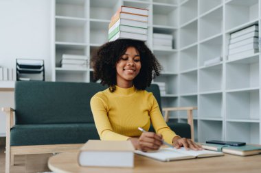 Genç Afro-Amerikan Üniversitesi Uluslararası Değişim Öğrencileri İnternette Dövüş, Neşelenme ve Uluslararası Uzmanlar ve evde profesörlerin İngilizce derslerini gösteriyor.