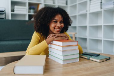 Genç Afro-Amerikan Üniversitesi Uluslararası Değişim Öğrencileri İnternette Dövüş, Neşelenme ve Uluslararası Uzmanlar ve evde profesörlerin İngilizce derslerini gösteriyor.