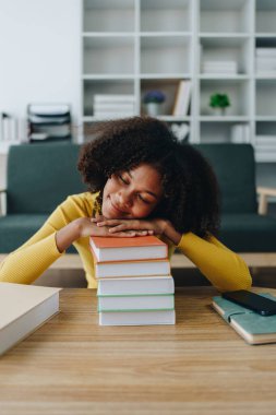 Genç Afro-Amerikan Üniversitesi Uluslararası Değişim Öğrencileri İnternette Dövüş, Neşelenme ve Uluslararası Uzmanlar ve evde profesörlerin İngilizce derslerini gösteriyor.