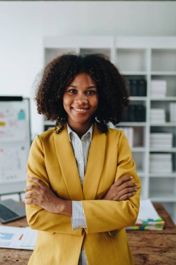 Amerikalı Afrikalı iş kadını doküman, bilgisayar dizüstü bilgisayar, hesap makinesi, evrak işleri, kazanan ve gülümseyen başarı elde etmek için mutlu. finans ve yatırım kavramları.