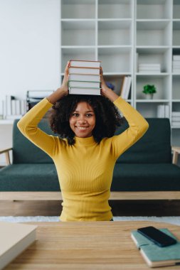 Genç Afro-Amerikan Üniversitesi Uluslararası Değişim Öğrencileri İnternette Dövüş, Neşelenme ve Uluslararası Uzmanlar ve evde profesörlerin İngilizce derslerini gösteriyor.